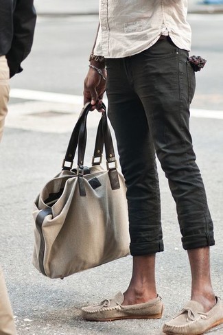 С чем носить мокасины в 30 лет мужчине в стиле кэжуал: Бежевая рубашка с длинным рукавом в паре с черными джинсами — превосходная идея для воплощения мужского образа в стиле элегантной повседневности. Если говорить об обуви, мокасины будут классным выбором.