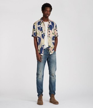 Модный лук: бежевая рубашка с коротким рукавом с цветочным принтом, белая футболка с круглым вырезом, синие рваные джинсы, коричневые замшевые ботинки челси
