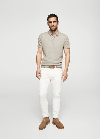 С чем носить туфли мужчине в жару: Сочетание бежевой футболки-поло и белых джинсов смотрится круто и современно. Любишь свежие идеи? Дополни лук туфлями.