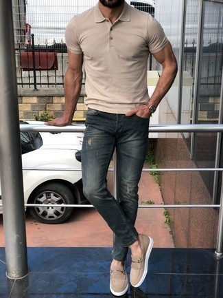 С чем носить темно-синие рваные джинсы в 30 лет мужчине лето в стиле кэжуал: Если в одежде ты делаешь ставку на удобство и практичность, бежевая футболка-поло и темно-синие рваные джинсы — превосходный вариант для стильного повседневного мужского образа. И почему бы не привнести в этот образ на каждый день толику изысканности с помощью бежевых замшевых лоферов? Такое сочетание вещей несомненно придется тебе по вкусу в жаркую погоду.