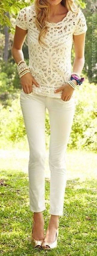 С чем носить белые джинсы женщине: Согласись, сочетание бежевой кружевной футболки с круглым вырезом и белых джинсов выглядит выше всяких похвал? Пара золотых кожаных туфель с вырезом прекрасно гармонирует с остальными вещами из лука.