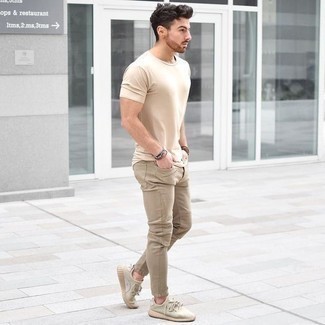 Какие джинсы носить с светло-коричневыми кроссовками в 20 лет мужчине в жару: Если ты ценишь удобство и практичность, не обходи стороной тандем бежевой футболки с круглым вырезом и джинсов. Закончив образ светло-коричневыми кроссовками, можно привнести в него немного непринужденности.