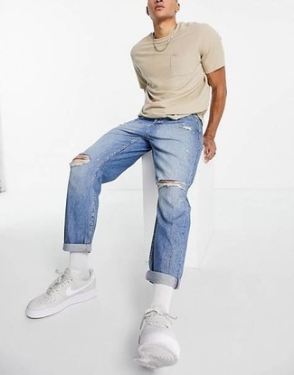 Какие джинсы носить с серебряными низкими кедами в 20 лет мужчине лето: Сочетание бежевой футболки с круглым вырезом и джинсов - очень практично, и поэтому чудесно подходит для создания привлекательного повседневного стиля. Если говорить об обуви, серебряные низкие кеды являются великолепным выбором. Переносить летнюю жару гораздо легче, когда на тебе такое сочетание одежды.