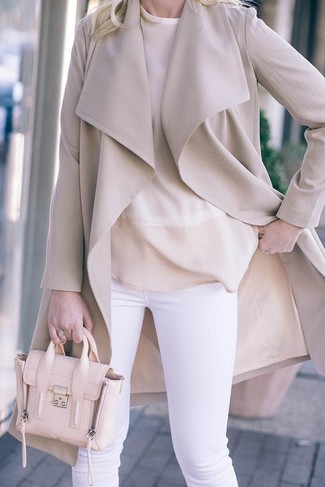 С чем носить бежевую блузку в 30 лет в холод: Бежевая блузка и белые узкие брюки — это тот наряд, в котором ты неизменно будешь притягивать взоры окружающих.