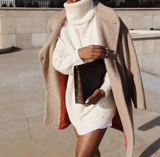 С чем носить кожаный клатч в 20 лет в прохладную погоду: Бежевое пальто и кожаный клатч — стильный выбор дам, которые постоянно в движении.