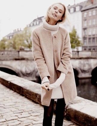 С чем носить бежевое пальто женщине в прохладную погоду в деловом стиле: Бежевое пальто и бежевое платье-свитер помогут создать нескучный и стильный образ.