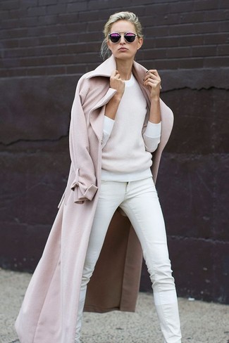Как носить светло-коричневое пальто с белыми джинсами женщине в стиле смарт-кэжуал: Стильное сочетание светло-коричневого пальто и белых джинсов однозначно будет обращать на тебя взоры мужчин.