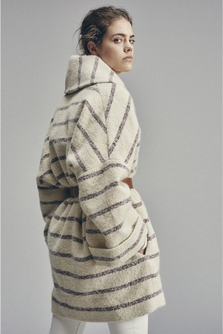 Модный лук: бежевое пальто в горизонтальную полоску, белые леггинсы, коричневый кожаный пояс