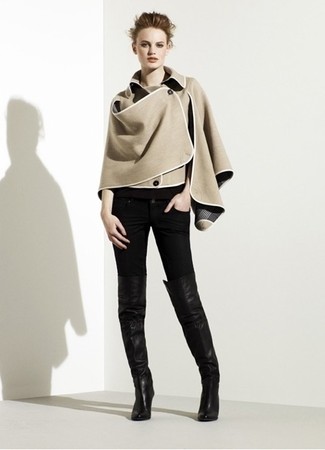 С чем носить бежевое пальто-накидку: Сочетание бежевого пальто-накидки и черных джинсов скинни позволит создать стильный и женственный образ. В сочетании с этим образом наиболее удачно будут смотреться черные кожаные ботфорты.