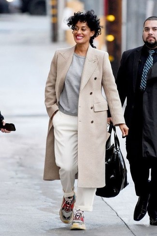 С чем носить светло-коричневое пальто в шотландскую клетку женщине: Светло-коричневое пальто в шотландскую клетку и белые широкие брюки — прекрасный вариант для воплощения образа в элегантно-деловом стиле. Если подобный ансамбль кажется тебе слишком смелым, разбавь его разноцветными кроссовками.