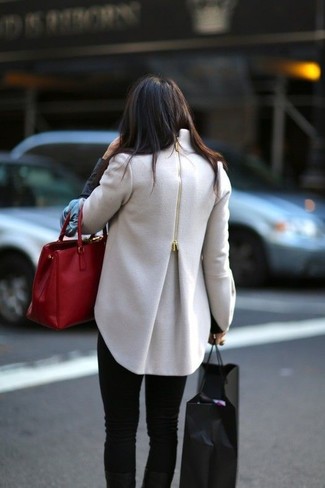 Какие джинсы носить с светло-коричневым пальто женщине: Светло-коричневое пальто и джинсы — обязательные вещи в арсенале современной девушки.