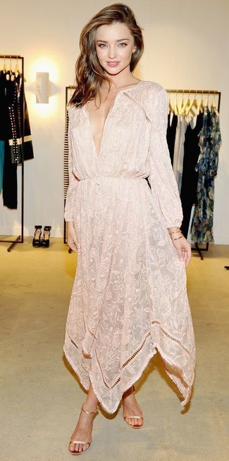Как Miranda Kerr носит Бежевое платье-макси с цветочным принтом, Золотые кожаные босоножки на каблуке, Золотой браслет