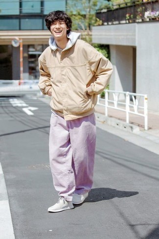 С чем носить темно-пурпурные брюки чинос: Бежевый бомбер и темно-пурпурные брюки чинос чудесно подходят для создания городского лука на будние дни. Серые кроссовки помогут сделать лук не таким строгим.