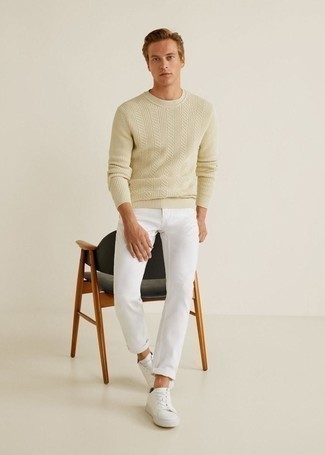 Как носить вязаный свитер с джинсами мужчине: Дуэт вязаного свитера и джинсов поможет подчеркнуть твою индивидуальность. Вкупе с этим ансамблем органично будут выглядеть белые кожаные низкие кеды.