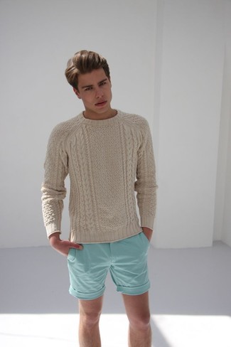 С чем носить светло-коричневый вязаный свитер в 30 лет мужчине: Светло-коричневый вязаный свитер и мятные шорты — отличный вариант для простого, но стильного мужского образа.
