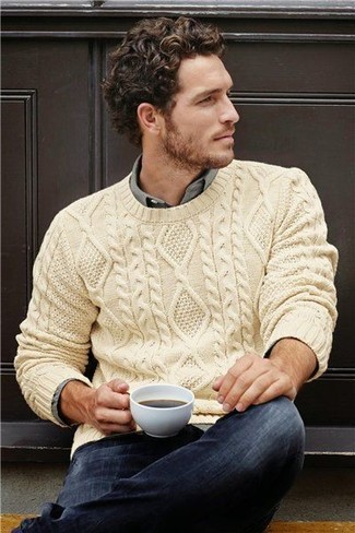 Как носить рубашку с длинным рукавом с вязаным свитером в 30 лет мужчине в теплую погоду: Сочетание вязаного свитера и рубашки с длинным рукавом выглядит круто и интересно.