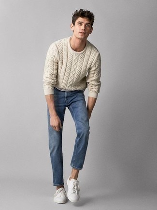 Какие низкие кеды носить с синими джинсами в 20 лет мужчине весна: Дуэт бежевого вязаного свитера и синих джинсов поможет создать необычный мужской образ в расслабленном стиле. В тандеме с этим образом наиболее выгодно смотрятся низкие кеды. Несомненно, такой ансамбль будет смотреться невероятно модно весной, когда термометр начинает показывать более теплую температуру.