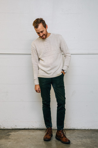 Модный лук: бежевый вязаный свитер, темно-зеленые вельветовые джинсы, коричневые кожаные повседневные ботинки