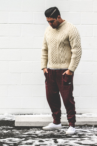 Модный лук: бежевый вязаный свитер, темно-красные спортивные штаны, белые низкие кеды