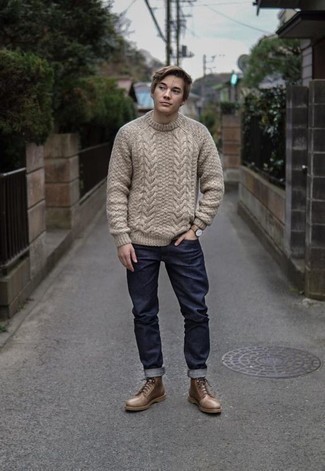 Какие вязаные свитера носить с коричневыми повседневными ботинками мужчине: Вязаный свитер и темно-синие джинсы украсят твой гардероб. Этот образ обретет свежее прочтение в тандеме с коричневыми повседневными ботинками.