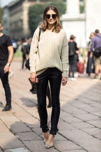 Модный лук: бежевый вязаный свитер, черные кожаные джинсы скинни, бежевые кожаные босоножки на каблуке, черные солнцезащитные очки