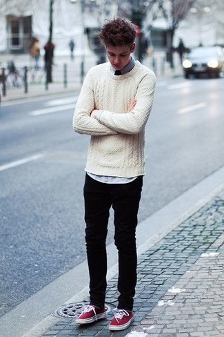 Как носить вязаный свитер с плимсоллами мужчине в стиле кэжуал: Дуэт вязаного свитера и черных джинсов поможет создать необыденный мужской образ в стиле casual. Плимсоллы — беспроигрышный вариант, чтобы закончить лук.