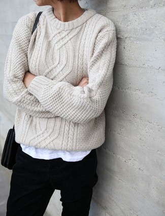 С чем носить светло-коричневый вязаный свитер в 30 лет женщине: Можно с уверенностю сказать, что светло-коричневый вязаный свитер выглядит прекрасно в тандеме с черными джинсами.