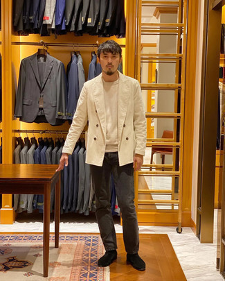 С чем носить ботинки мужчине: Бежевый двубортный пиджак в вертикальную полоску и темно-серые джинсы позволят создать незаезженный мужской образ для офиса. В сочетании с этим образом стильно будут смотреться ботинки.