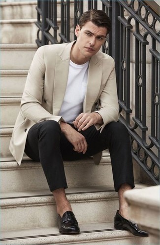 Какие лоферы носить с светло-коричневым двубортным пиджаком мужчине: Комбо из светло-коричневого двубортного пиджака и черных брюк чинос — необыденный вариант для офиса. Если ты любишь смелые настроения в своих образах, заверши этот лоферами.
