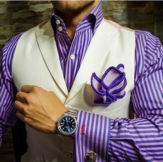 Модный лук: бежевый жилет, пурпурная классическая рубашка в вертикальную полоску, пурпурный нагрудный платок, серебряные часы