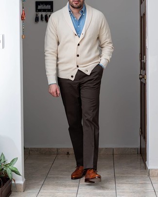 С чем носить темно-коричневые классические брюки мужчине: Бежевый кардиган с отложным воротником в сочетании с темно-коричневыми классическими брюками — олицетворение делового городского стиля. В сочетании с этим луком наиболее выгодно выглядят табачные кожаные оксфорды.