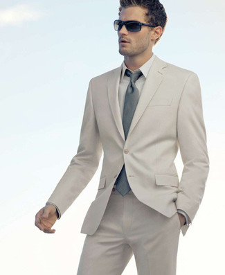 Модный лук: бежевый костюм, бежевая классическая рубашка, серый галстук