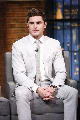 Как Zac Efron носит Бежевый костюм, Белая классическая рубашка, Бежевый галстук с принтом