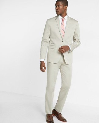 С чем носить бело-пурпурную классическую рубашку в 20 лет мужчине лето: Бело-пурпурная классическая рубашка в сочетании с бежевым костюмом позволит составить стильный и мужественный лук. Поклонники незаезженных вариантов могут дополнить образ коричневыми кожаными брогами. Как по нам, так это замечательное решение для жаркой погоды.
