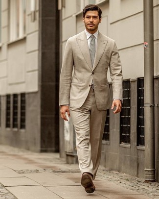 Модный лук: бежевый костюм, белая классическая рубашка, коричневые кожаные лоферы, серый галстук