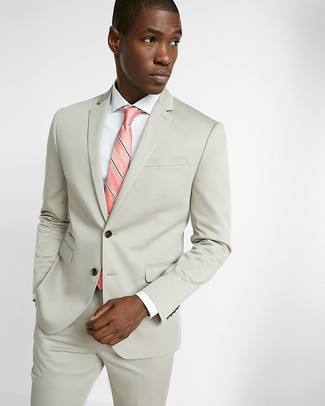 С чем носить розовый галстук в вертикальную полоску мужчине: Бежевый костюм и розовый галстук в вертикальную полоску — чудесный пример изысканного мужского стиля в одежде.