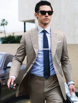 С чем носить вязаный галстук мужчине лето: Бежевый костюм в сочетании с вязаным галстуком поможет создать модный и привлекательный образ. Переносить невыносимую летнюю жару в таком образе будет гораздо проще.
