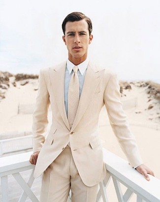 С чем носить светло-коричневый галстук в 30 лет мужчине в деловом стиле: Бежевый костюм в паре со светло-коричневым галстуком поможет создать незабываемый мужской образ.