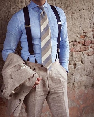 С чем носить голубую классическую рубашку из шамбре мужчине в деловом стиле: Для воплощения строгого мужского вечернего лука прекрасно подойдет голубая классическая рубашка из шамбре и бежевый льняной костюм.