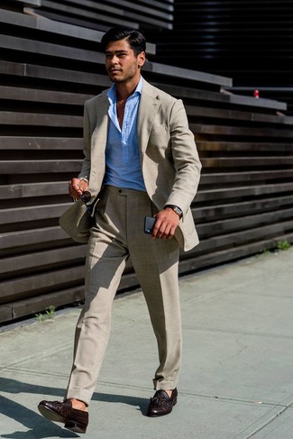 С чем носить голубую рубашку с длинным рукавом мужчине лето в деловом стиле: Сочетание голубой рубашки с длинным рукавом и бежевого льняного костюма — превосходный пример делового городского стиля. Что касается обуви, темно-коричневые кожаные лоферы с кисточками — самый целесообразный вариант. В такой одежде будет максимально комфортно, когда столбик термометра стремительно поднимается вверх.