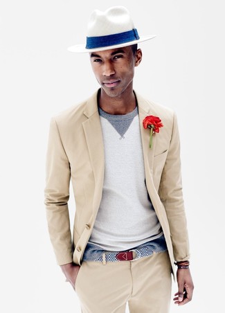 С чем носить белую шляпу мужчине: Бежевый костюм и белая шляпа — хороший вариант для простого, но стильного мужского образа.