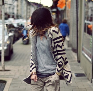Модный лук: бежевый открытый кардиган с геометрическим рисунком, серый свитер с v-образным вырезом, бежевые брюки чинос