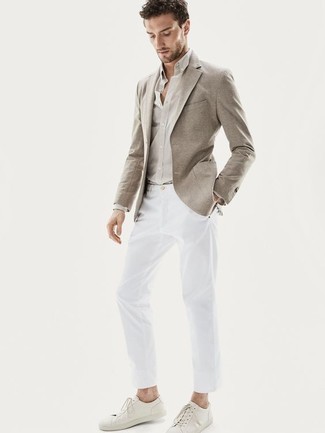 Модный лук: бежевый пиджак, бежевая классическая рубашка, белые брюки чинос, белые кожаные низкие кеды