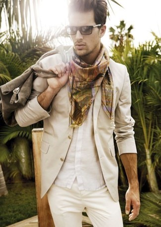 Модный лук: бежевый пиджак, белая рубашка с коротким рукавом, бежевые брюки чинос, коричневый шарф с принтом