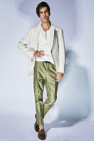 Модный лук: бежевый льняной пиджак, белая футболка на пуговицах, оливковые классические брюки, коричневые замшевые лоферы с леопардовым принтом