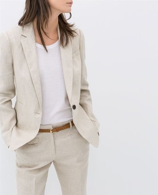 Модный лук: бежевый льняной пиджак, белая футболка с круглым вырезом, бежевые льняные классические брюки, светло-коричневый кожаный ремень