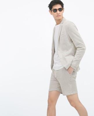 Модный лук: бежевый пиджак из жатого хлопка, белая футболка с круглым вырезом, бежевые шорты из жатого хлопка, черные солнцезащитные очки