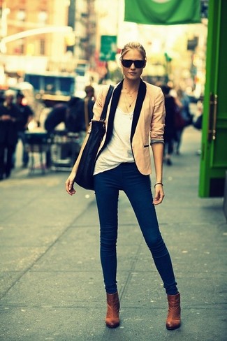 С чем носить светло-коричневый пиджак в 30 лет женщине: Светло-коричневый пиджак и темно-синие джинсы — прекрасный выбор, если ты хочешь создать простой, но в то же время модный образ. Вместе с этим ансамблем удачно смотрятся коричневые ботильоны.