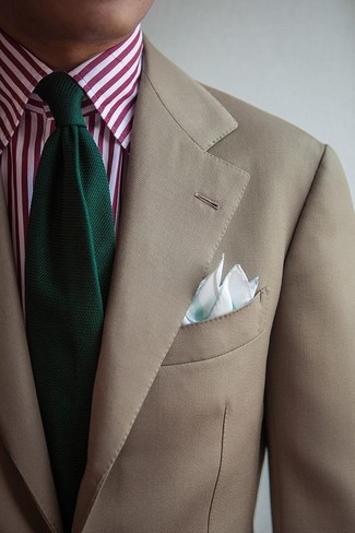 Модный лук: бежевый пиджак, бело-красная классическая рубашка в вертикальную полоску, темно-зеленый вязаный галстук, мятный нагрудный платок