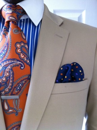 С чем носить оранжевый галстук с "огурцами" в 30 лет мужчине в теплую погоду: Несмотря на то, что это довольно-таки консервативный образ, тандем бежевого пиджака и оранжевого галстука с "огурцами" всегда будет по вкусу стильным мужчинам, но также покоряет при этом дамские сердца.